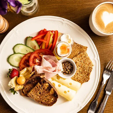 Hotel The Moorings & Restaurant