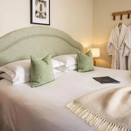 The Moorings & Restaurant Szálloda 4*
