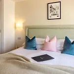 The Moorings & Restaurant 格雷